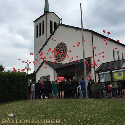 Ballondekoration-Kirche-Heliumballons-Herz-Massenstart-Hochzeit