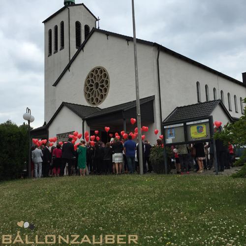 Ballondekoration-Kirche-Heliumballons-Herz-warten-auf-Massenstart-Hochzeit